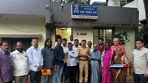 भंगार गोळा करणाऱ्या महिलेचा प्रामाणिकपणा! गणरायाच्या गळ्यातील लाखोंची सोन्याची माळ केली परत