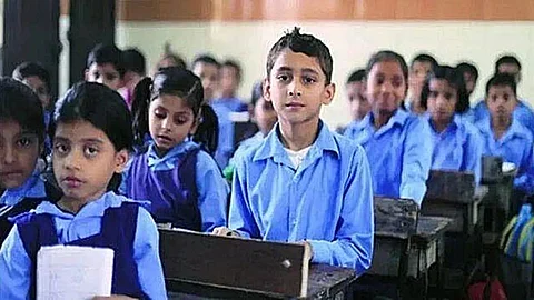 School Uniform: फाटका गणवेश, फडतूस व्यवस्था; ओवरसाईजची आऊटफीटची शिक्षण विभागाला क्रेज?