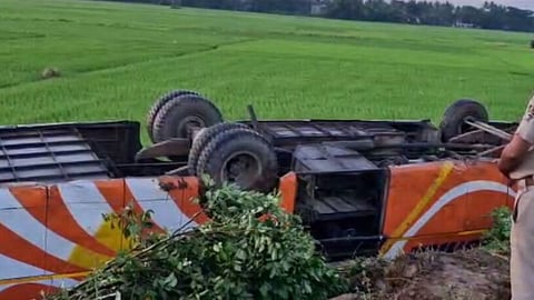 भाविकांवर काळाचा घाला! भरधाव बस २० फूट दरीत कोसळली, 4 जणांचा मृत्यू