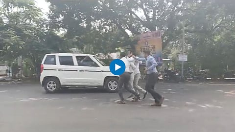 धनगर समाज आरक्षणासाठी आक्रमक; देवेंद्र फडणवीसांच्या ताफ्यावर भंडारा उधळण्याचा प्रयत्न, VIDEO