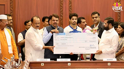 Swapnil Kusale: राज्य सरकारकडून स्वप्निल कुसाळेला 2 कोटी तर सचिन खिलारीला 3 कोटी रुपयांचा धनादेश सुपूर्द
