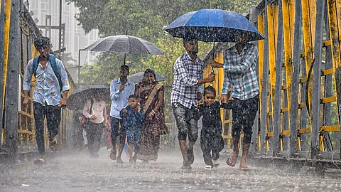 Weather Update : परतीचा पाऊस पुन्हा आलाच! मुंबईसह उपनगरात जोरदार सरी, पुढील ३-४ तास महत्वाचे, IMD चा अलर्ट काय?