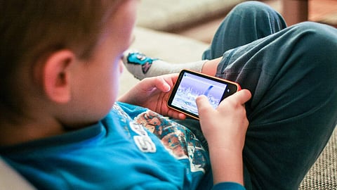 Pune Crime: मोबाईल काढून घेतल्याने अल्पवयीन मुलाचा आईवर हल्ला, लाथाबुक्क्यांनी मारहाण अन् कात्रीने वार, पुण्यात खळबळ