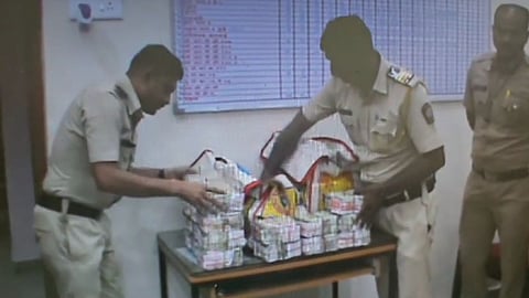 Jalgaon Cash Seized: कारमध्ये सापडलं तब्बल दीड कोटींचं घबाड! जळगावमध्ये मोठी कारवाई; पैसे कुणाचे? तपास सुरु