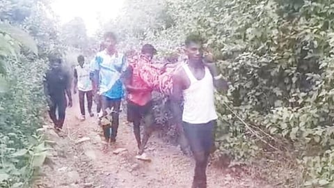 Raigad News : विदारक! मरणानंतरही फरफट, रस्त्याअभावी मृतदेह झोळीतून नेला, कुटुंबीयांची ४ किमी पायपीट