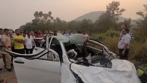 मुंबई-गोवा महामार्गावर कार पुलावरून खाली कोसळली; वाहन अक्षरश: चक्काचूर, दोघांचा मृत्यू