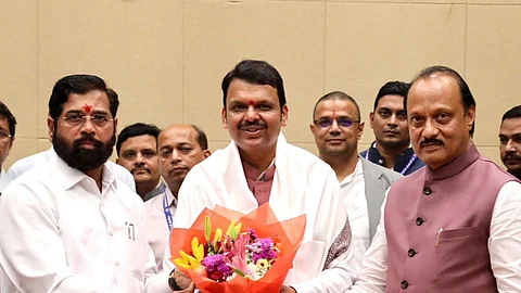 मुख्यमंत्रिपदाची शपथ घेताच देवेंद्र फडणवीसांचा पहिलाच महत्वाचा निर्णय, त्या फाइलवर केली सही