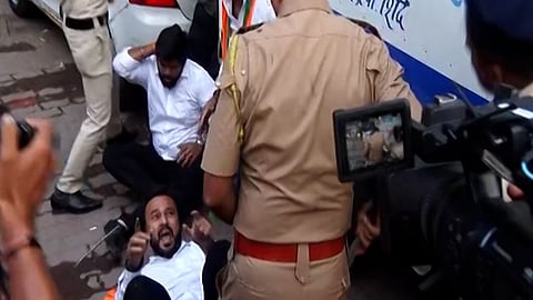 मुंबईत भाजप-काँग्रेस कार्यकर्त्यांमध्ये राडा; काँग्रेसचं कार्यालय फोडलं