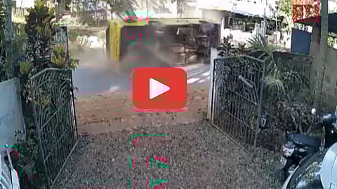 Kerala Accident Video: १८ विद्यार्थ्यांना घेऊन जाणारी स्कूल बस पलटी, अपघाताचा थरार CCTV मध्ये कैद