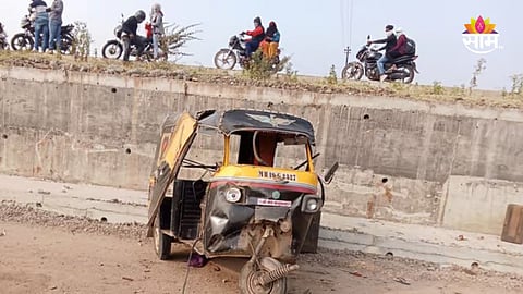 Sangli Accident: औषध आणायला जाताना मायलेकीवर काळाचा घाला, कारने रिक्षाला उडवलं, पुलावरून २० फूट कोसळली