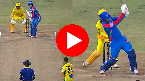 Viral Cricket Video: फलंदाजाने षटकार मारलेला चेंडू जाऊन पडला स्टेडियमबाहेर; मग बाहेर जे घडलं, एकदा पाहाच