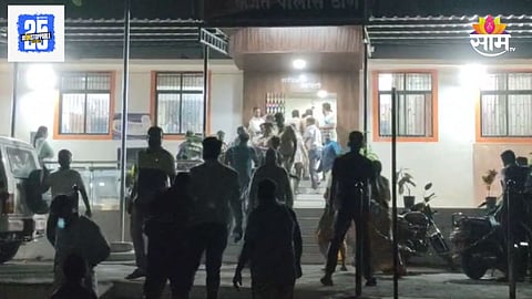 Raigad Crime: पोलिस ठाण्यात दोन गट भिडले, पोलिसांसमोरच कोयत्याने सपासप वार; तिघे गंभीर जखमी, पाहा VIDEO