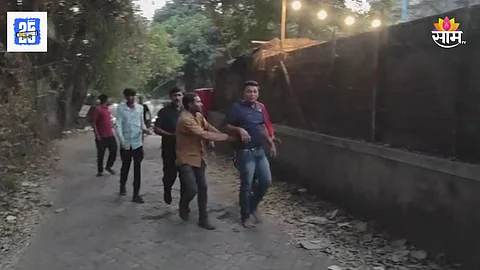 Shocking News: पुरूषांच्या टॉयलेटमध्ये जायचा, लघुशंका करणाऱ्यांचे व्हिडीओ काढायचा; नागरिकांनी पकडून धू-धू धुतला