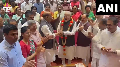 Operation Sindoor: NAD च्या बैठकीत PM मोदींचा सत्कार, ऑपरेशन सिंदूर आणि ऑपरेशन महादेवच्या यशाबद्दल अभिनंदन; पाहा VIDEO