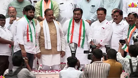 Maharashtra Politics: शरद पवारांना मोठा झटका, बड्या नेत्याचा शेकडो कार्यकर्त्यांसह काँग्रेसमध्ये प्रवेश