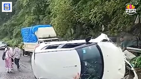 माथेरान घाटात अपघात, पर्यटकांची कार दरीच्या बाजूने रस्त्यावर कोसळली