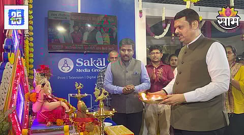 सामच्या श्री गणरायाची आरती करताना मुख्यमंत्री देवेंद्र फडणवीस आणि सोबत सकाळ माध्यम समूहाचे मुख्य संपादक निलेश खरे.