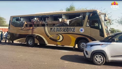 Accident: ओव्हरटेकच्या प्रयत्नात भयंकर अपघात, भरधाव बसची ट्रेलरला धडक; ६ जणांचा जागीच मृत्यू