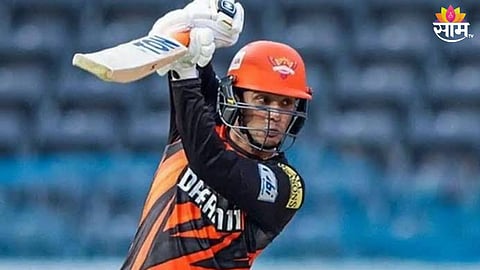 अभिषेक शर्माचा दुसऱ्याच चेंडूवर उत्तुंग षटकार