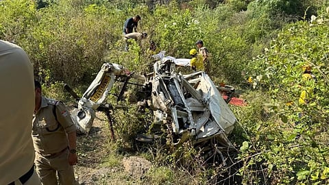 उत्तराखंडमध्ये भीषण अपघात, प्रवाशांनी भरलेले वाहन खोल दरीत कोसळले, ८ जणांचा मृत्यू