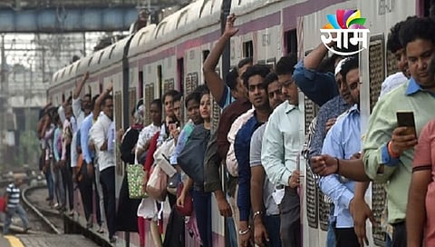 The crowd grew in Mumbai Local Train