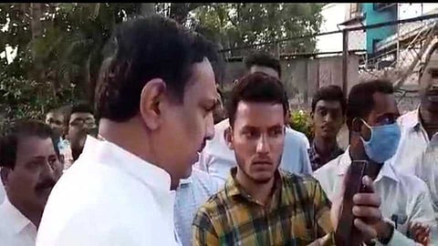 मंत्र्यांच्या समाेरच त्याने केला पत्नीला व्हिडीओ कॉल अन्...