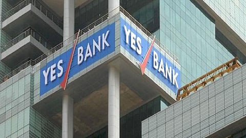13 जिल्हा बॅंकांचे 370 कोटी रुपये येस बॅंकेत अडकले