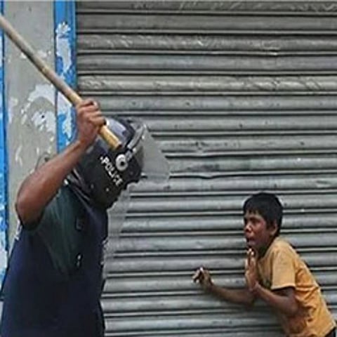 दिल्ली पोलिसांकडून लहान मुलाला मारहाण ?