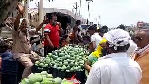 Crowds at the market for kairi