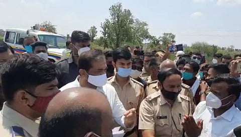 The protesters blocked the vehicles of Guardian Minister Sunil Kedar