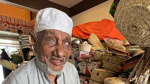 "هيازع البارقي".. كفيف قَهَر البطالة منذ عمر الـ15 بسوق محايل الشعبي