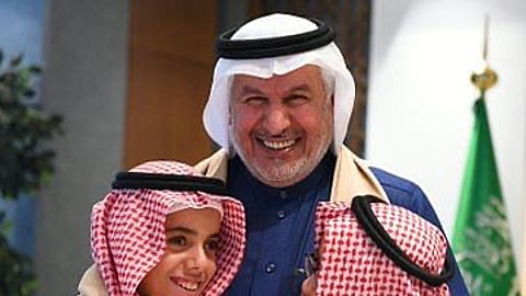 الربيعة يحتضن التوأم السيامي المصري حسن ومحمود