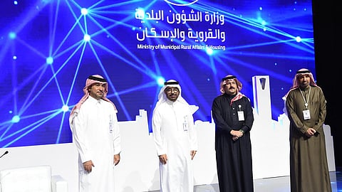 "الحقيل" يكرّم "دار وإعمار" لرعايتها "منتدى مستقبل العقار"