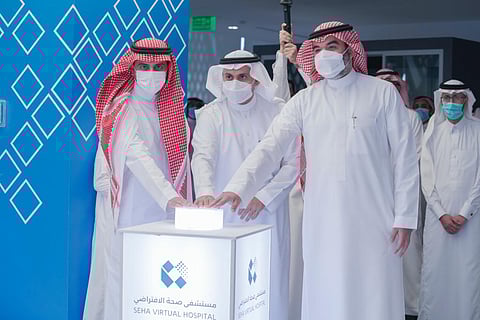 وزير الصحة فهد الجلاجل ووزير الاتصالات وتقنية المعلومات عبدالله السواحة ومحافظ الهيئة العامة للحكومة الرقمية أحمد الصويان