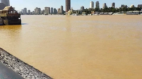 أثار ذعرًا في مصر.. شاهد التغير المفاجئ في لون مياه النيل