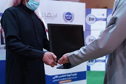 "الخطة الخيرية" بحائل تُسلم 50 جهاز حاسب آلي للمحتاجين الأشد عوزًا