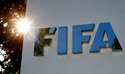 بسبب غزو أوكرانيا.. "فيفا" يمنع إقامة مباريات في روسيا ويحظر العَلَم والنشيد