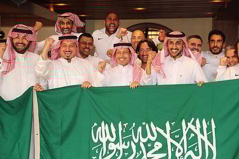 بعثة الأخضر برئاسة "المسحل" تحتفل بالتأهل لكأس العالم 2022