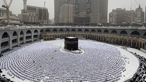 السماح لغير المحصنين بأداء العمرة شرط عدم الإصابة أو المخالطة لمصاب بكورونا