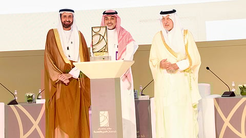 خالد الفيصل يكرّم stc لدعمها التقني لمؤتمر الحج والعمرة