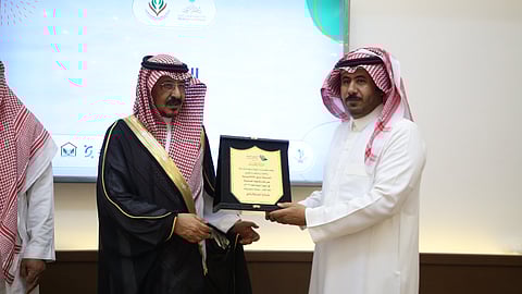 محمد الحمدان يكرم صحيفة "سبق" بدرع تذكاري نظير جهودها الإعلامية خلال فعاليات أسبوع البيئة