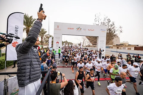 الأمير خالد بن الوليد رئيس الاتحاد السعودي للرياضة للجميع لحظة إطلاق شارة البداية لسباق ماراثون الرياض