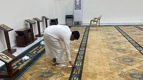 المساجد تباشر إزالة ملصقات التباعد