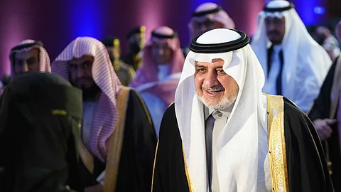 أمير تبوك ينوه بمبادرات نيوم ويؤكد: هذه بلادكم عرفوها لأبنائكم