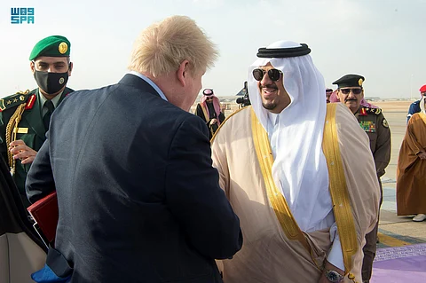 الأمير محمد بن عبدالرحمن بن عبدالعزيز أثناء مغادرة رئيس الوزراء البريطاني