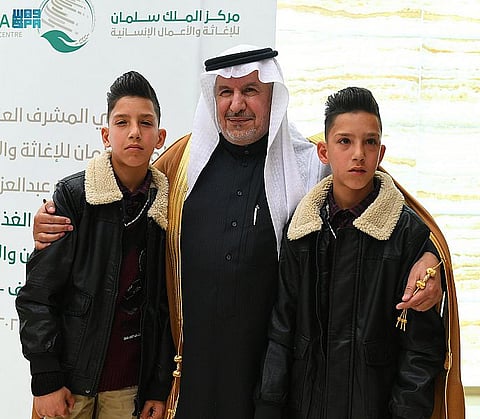 الدكتور عبدالله الربيعة يلتقي بالتوأم السيامي محمد وأمجد في عمّان