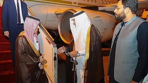 وزير الخارجية الأمير فيصل بن فرحان يصل إلى إسلام آباد