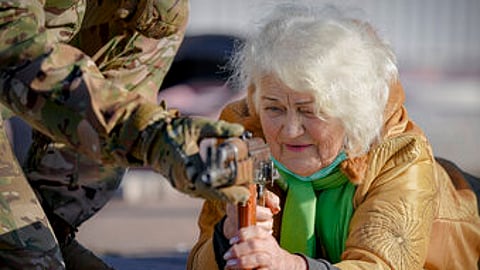 الأوكرانيات يتطوعن في الجيش لمواجهة الغزو الروسي