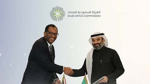 مراقبة الأرض وتقنيات.. مذكرة تفاهم لـ"الفضاء السعودية" مع الوكالة البريطانية