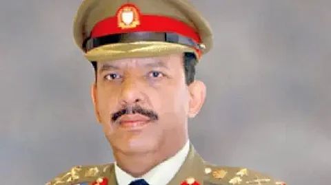 القائد العام لقوة دفاع البحرين المشير الركن الشيخ خليفة بن أحمد آل خليفة